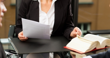 La redéfinition des clauses exorbitantes dans les contrats administratifs : un nouvel éclairage du tribunal des conflits