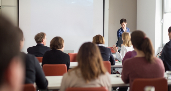 La nécessaire professionnalisation des acheteurs publics : la piqûre de rappel de la Commission européenne